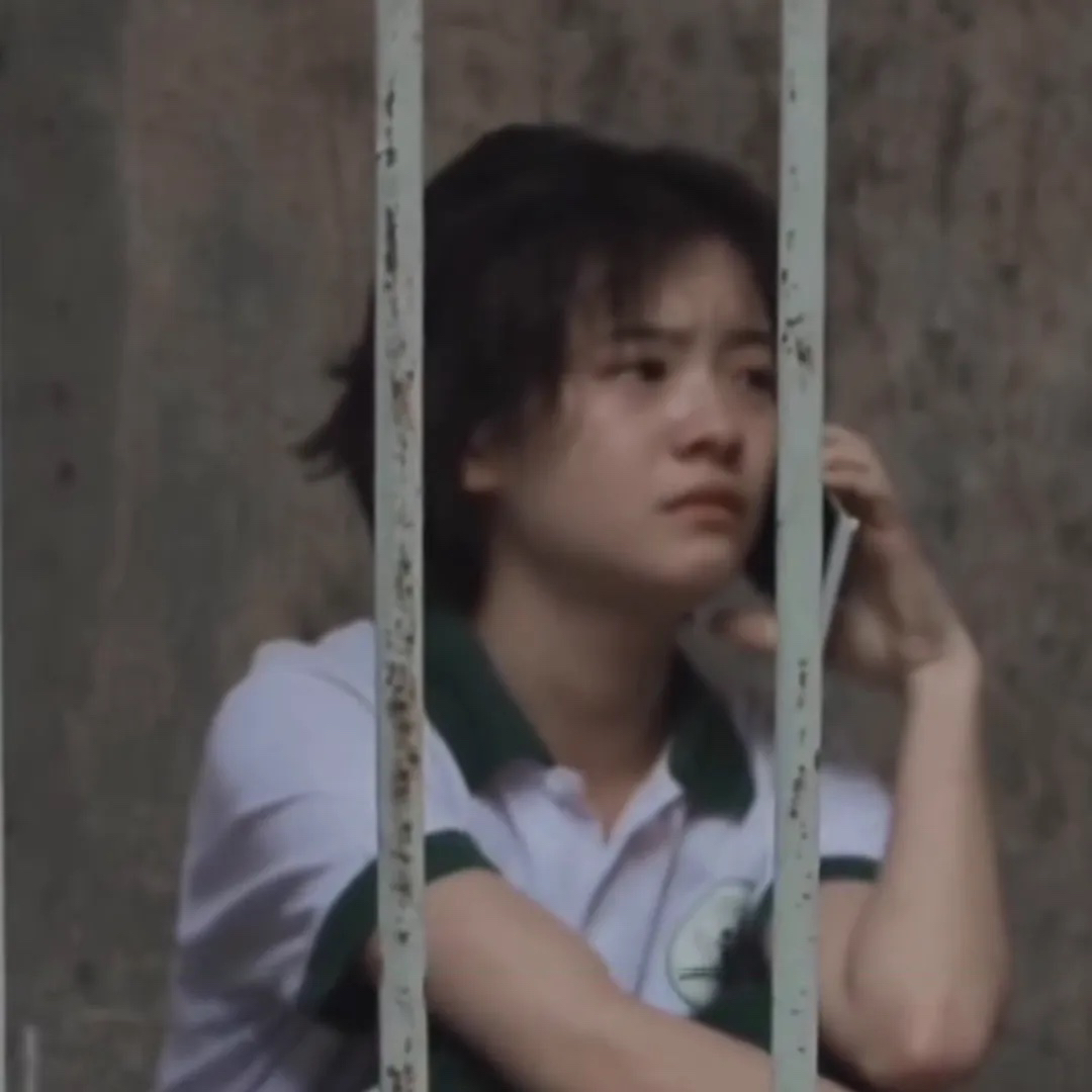 当住校的孩子在半夜打电话给你说：“妈妈，我想家了。”这时，你必须记住，不要追问他发生了什么，也不要直接做他的思想工作，更不要跟他唠叨。你应该马上问他：“宝贝，你在哪里？爸爸妈妈现在就过来接你，不用担心