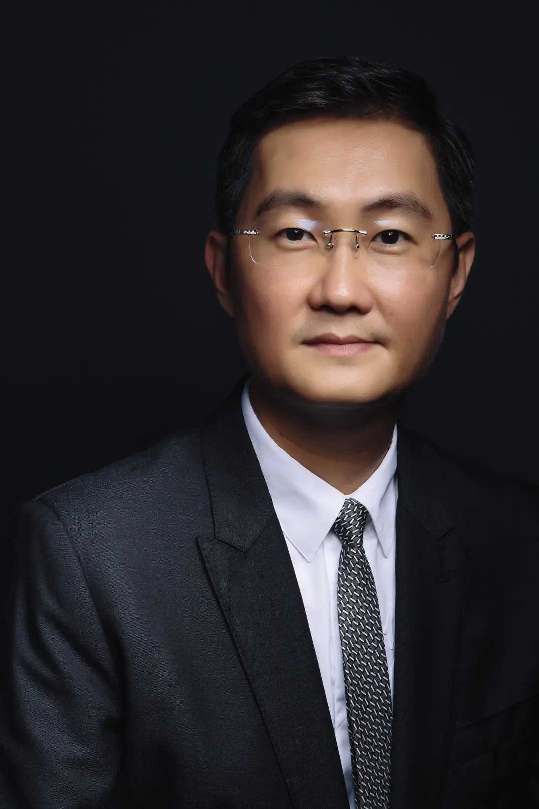 张一鸣以前在微博上评价马化腾，说得特别在理。他说马化腾都千亿的身家了，可人家一点不张扬。不搞那些花里胡哨的作秀，不像有些老板，整天想着上电视杂志出名。也不跟风去爬山，装什么生活有格调。更不吹牛，说些大