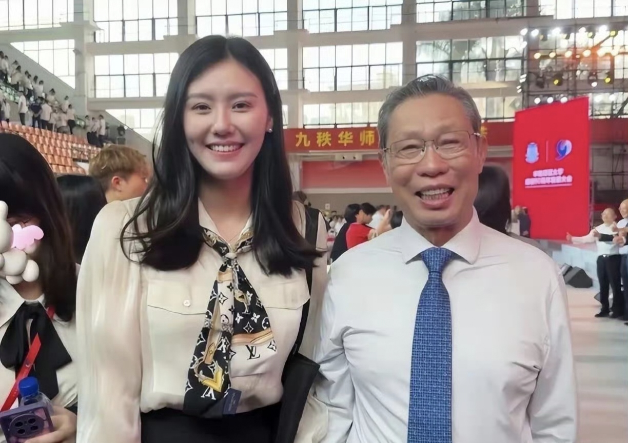 游泳冠军刘湘回母校和钟南山合照，她的穿着很得体，白衬衫配黑裤子看着落落大方。什么场合穿什么衣服人家心里有数，说她擦边的人应该是羡慕她吧？ ​