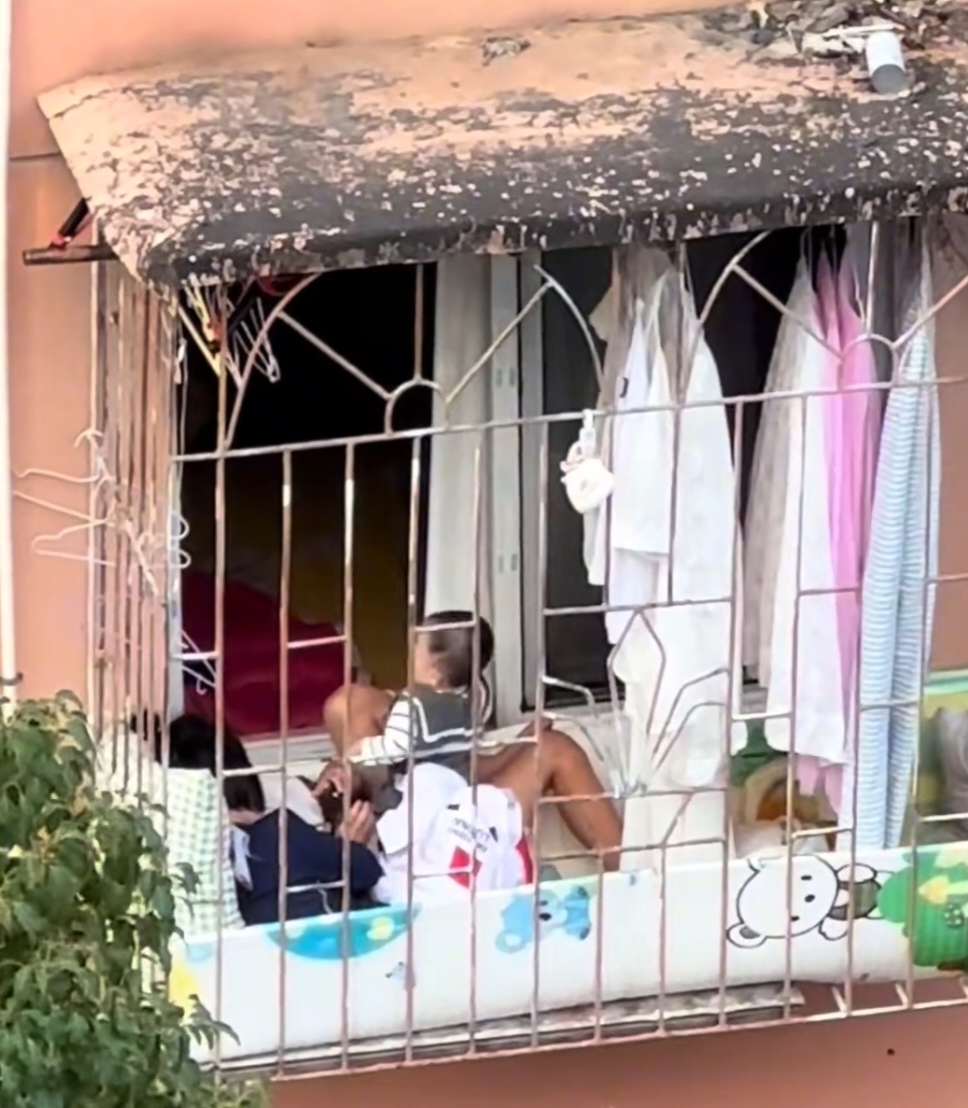 这防盗窗质量太好了，居然能承受3个人的重量！