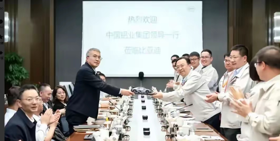 这张照片真是有意思，一眼就能看出国企和民企的大不同。一边是中铝的大佬们稳如泰山，坐着不动；另一边是比亚迪的团队，齐刷刷站起来给领导捧场。王石磊和王传福签合同，两边员工的反应，就像照镜子一样，把国企和民