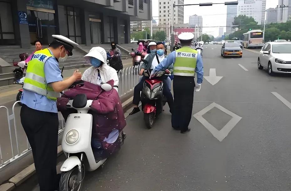 央视都看不下去了啊！近日，央视批评电动车限速 25 公里每小时是懒政行为，不少网友也纷纷吐槽。
 
有的网友说：“这速度限制得太不合理了，我们每天上下班路程远，25 公里每小时的速度，让原本半小时的路