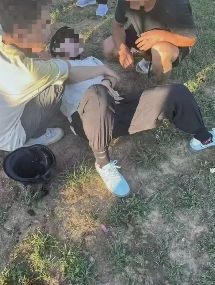 长白山之旅变噩梦：游客被马踢飞2米，自嘲“可能当不了爸爸了”！
谁能想到，一次憧憬中的长白山之旅，竟然变成了触目惊心的噩梦！游客盛先生被马踢中隐私部位，当场飞出两米远，事后一句“可能当不了爸爸了”，让