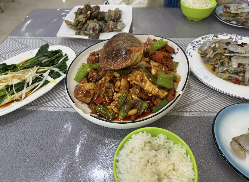 网友爆料：本来是打算去白玉餐厅的，出租车司机说那是网红店，推荐我们去了琴海福1903西镇老味道，这家店他从20岁吃到了50岁，正宗青岛老味道，然后，就吃到了500一只的面包蟹，这价格是正常的吗？
看收