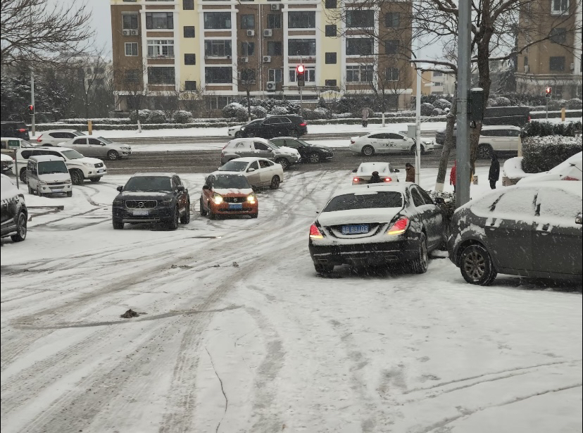 青岛下雪了，车祸遍地都是。。。
