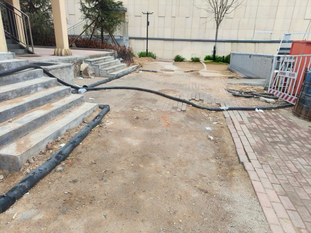 网友爆料：台湛路62号楼侧面垃圾箱与地铁2号线之间，地面施工挖开了，之后只是回填了土，原来铺的地砖没有恢复原样，地面凹凸不平。这里是通往延安三路的主要通道，走的人非常多，尤其在晚上，从那儿走差一点摔倒