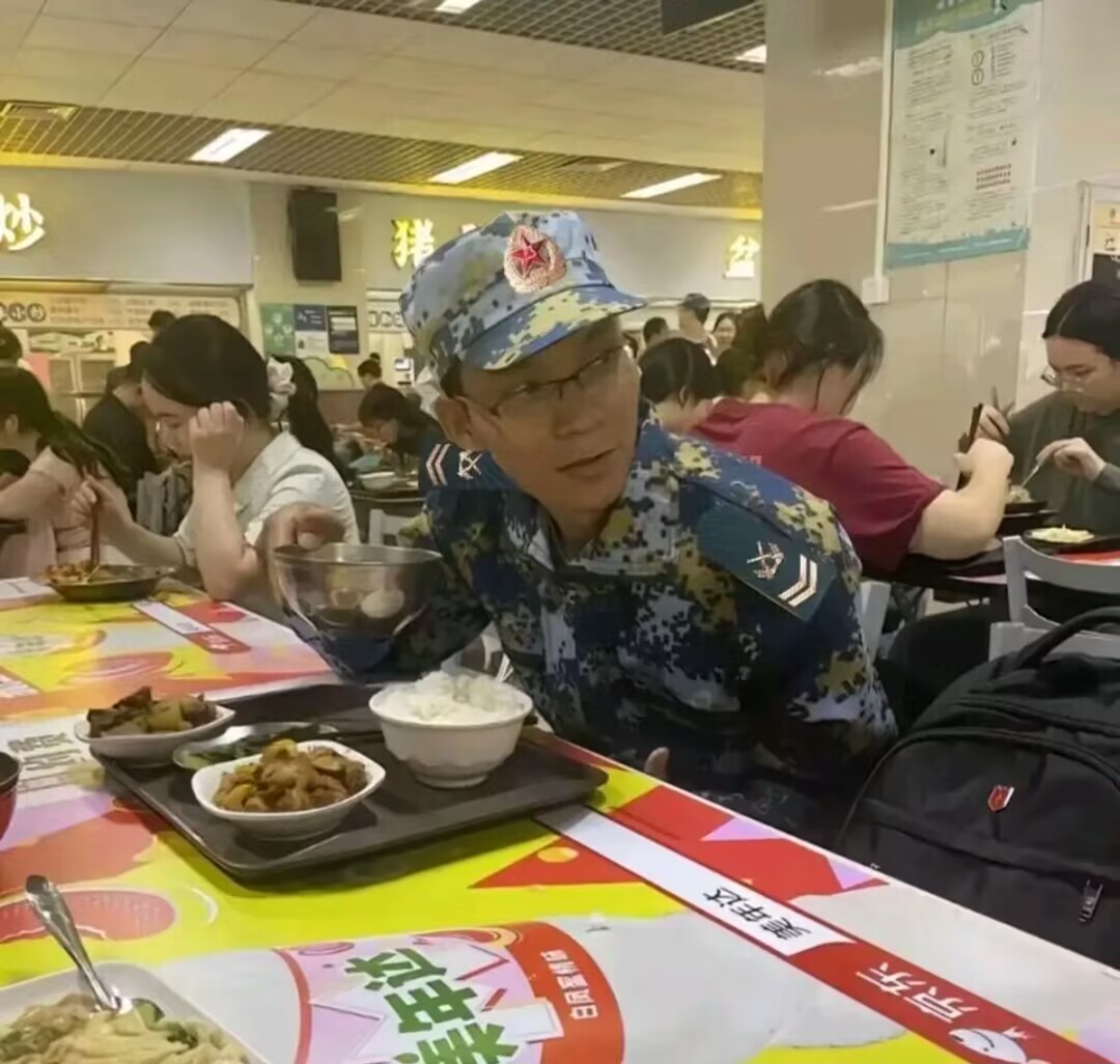 唐尚珺开始训练，没想到穿上迷彩服，竟然别有一番风味。
怎么说呢？
穿上这衣服老唐也是又当了一回大学生，但是呢，一看整体气质，又显得太老气了，毕竟他真的三十多岁了。
老唐这下真亏了了，都来训练了，要是还