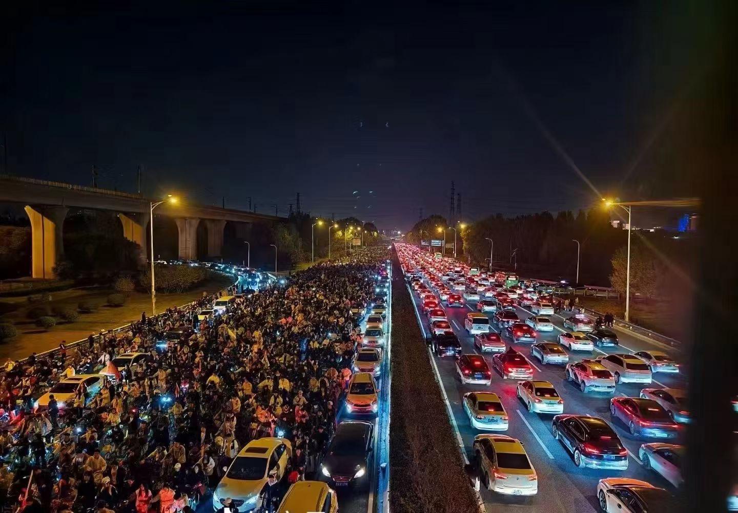 夜骑开封的大学生：寄！
原来是夜骑行为被叫停了。
文旅部门本来还想仿制淄博文旅，吃下这泼天流量，没想到现在直接被扼杀在摇篮里面。
而且共享单车平台已经出了新的规定，跨区域将会被自动锁车，大学生想骑车到