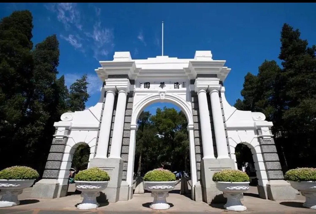 “大清”第一巴图鲁上线。
这俩天清华大学薛同学也是快速成名，起因是他在北航读书的女朋友考试作弊被辅导员发现了，然后薛同学回击了他女朋友的辅导员。
这个击就是攻击的击。
这事现在就看清华大学怎么处理，已