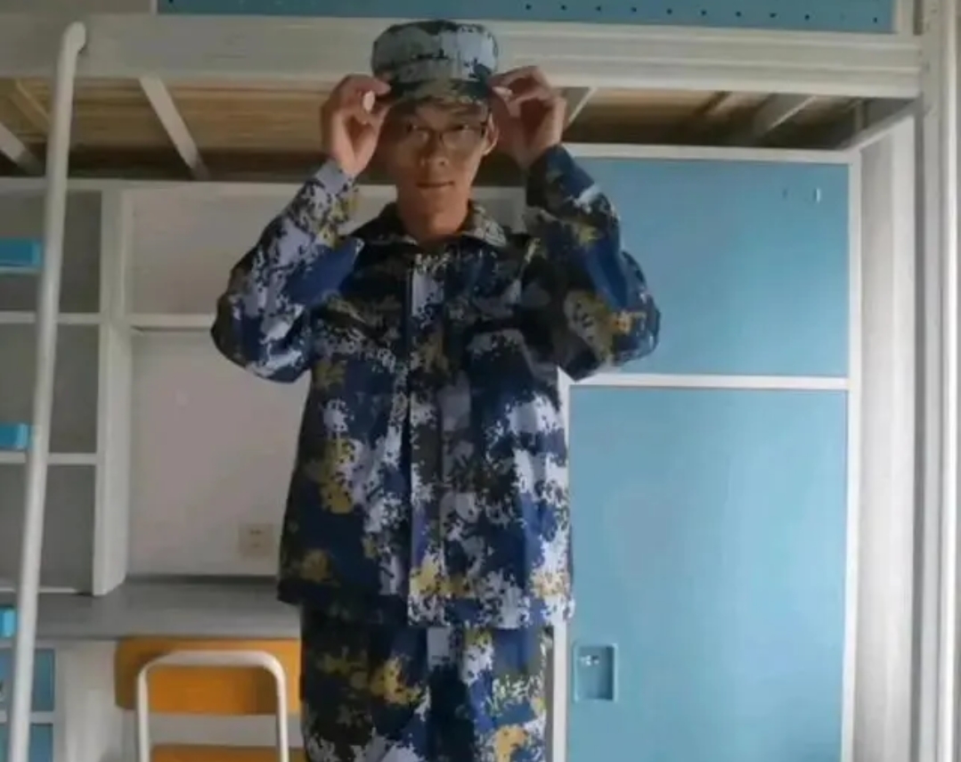 唐尚珺舍友确实有一个搬出去了。
但是应该只搬出去了一位，其他同学还在，并且已经适应了唐尚珺在的生活。
毕竟他们也不知道唐尚珺会在这里读满四年，没准老唐读个几年找个理由又离开，也不是不可能的事。
之前看