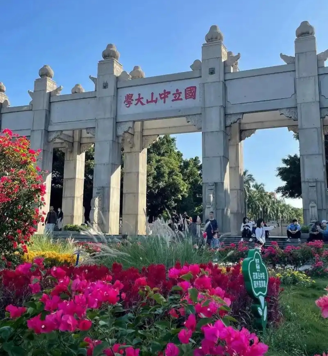 中山大学宋尔卫院士在清华大学开讲座的时候被北京大学学生贴脸开大。
被学生在提问环节当场问他论文图片重复的和他儿子论文存在的问题。
论文图片重复实际上可能是一种学术不端的挽尊的说法。
可能是美化了数据造