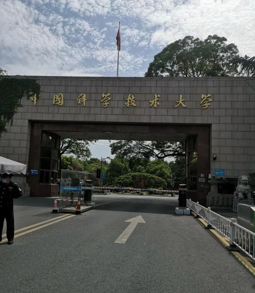 中科大应该是国内大学里面资源最丰富的了。
主要是因为中科大每年招生的学生很少。
今年才破天荒的本科新生超过了2000人。
之前都没有超过2000。
甚至在90年代，才堪堪突破了1000人。
但是这所学