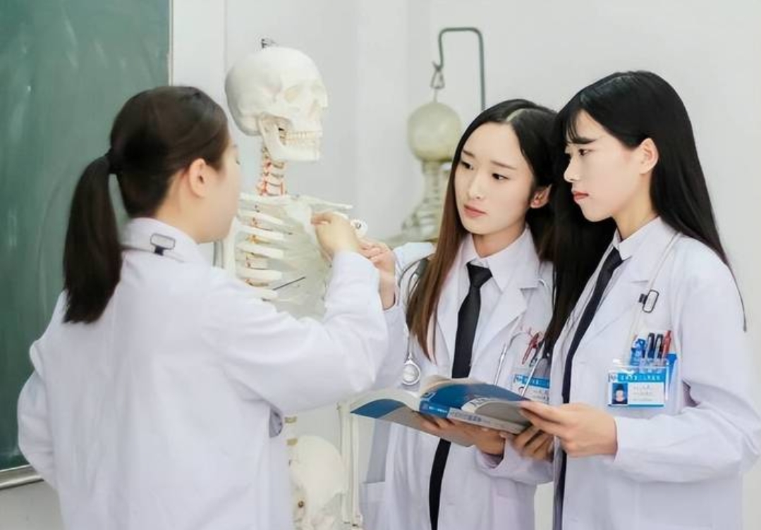 医学本科生现在有福气了。
有一项新规是医学本科生规培合格之后，在参加招聘，职称晋升，岗位聘用，薪酬待遇方面等同于临床医学，口腔医学，中医的专业硕士。
这一项措施还是非常为医学生考虑的。
毕竟医学生本科