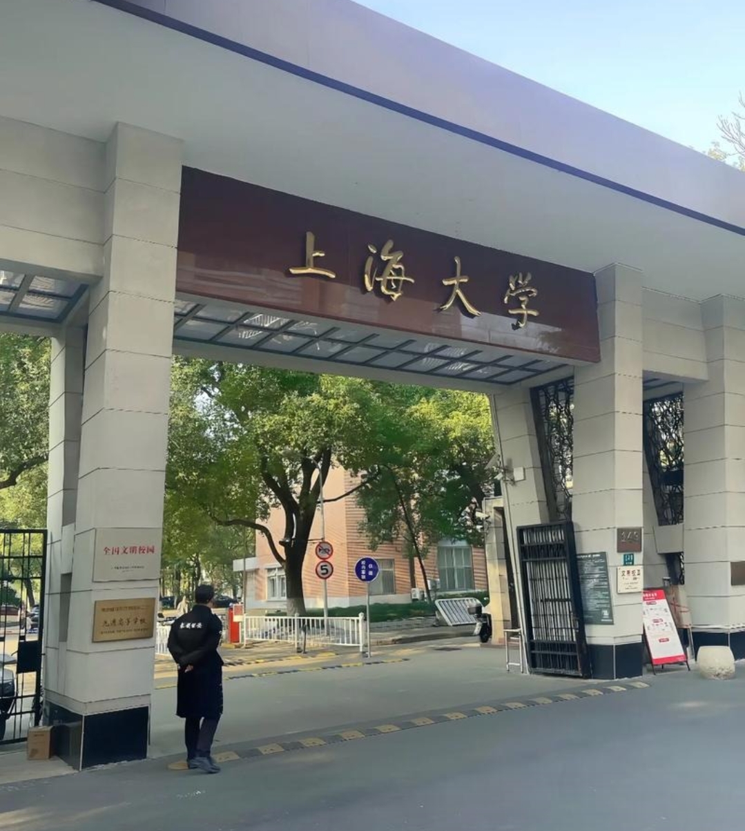 上海大学和腾讯合作出了一个比赛。
但是这个比赛越看越不对劲。
来看这个比赛的具体情况。
这个比赛内容是做数据标注，看谁做的准确率比较高。
准确率大于95%的，腾讯云将会给这一类参赛选手发一个腾讯云人工