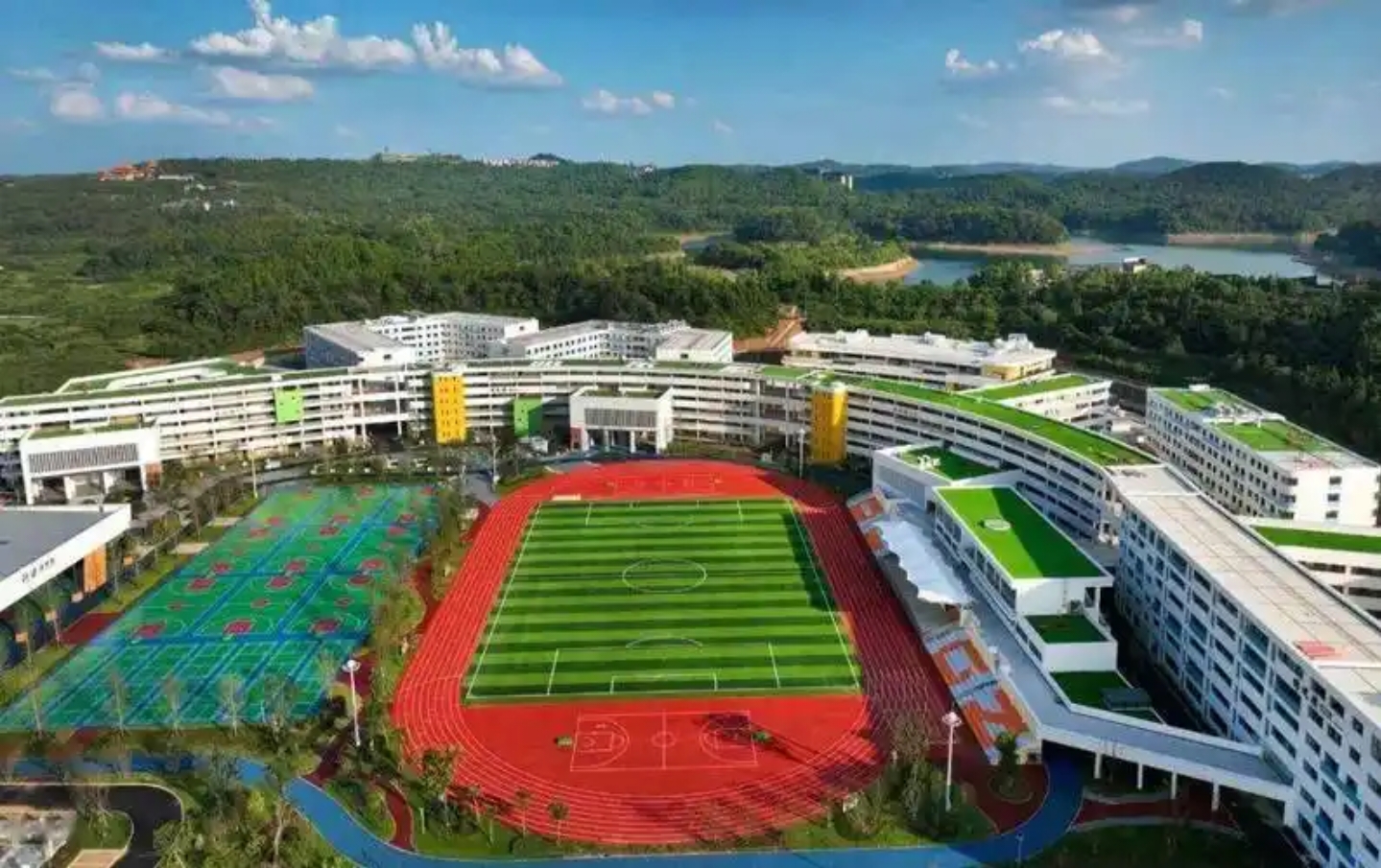 百强中学名单发布，四川四所高中上榜，绵阳中学却落榜。
百强中学我感觉对学校提高知名度和生源没多少帮助，反而因为有些学校没有入选，让这个榜单看起来含金量不高。
这一次四川上榜了四所高中，分别是成都七中，