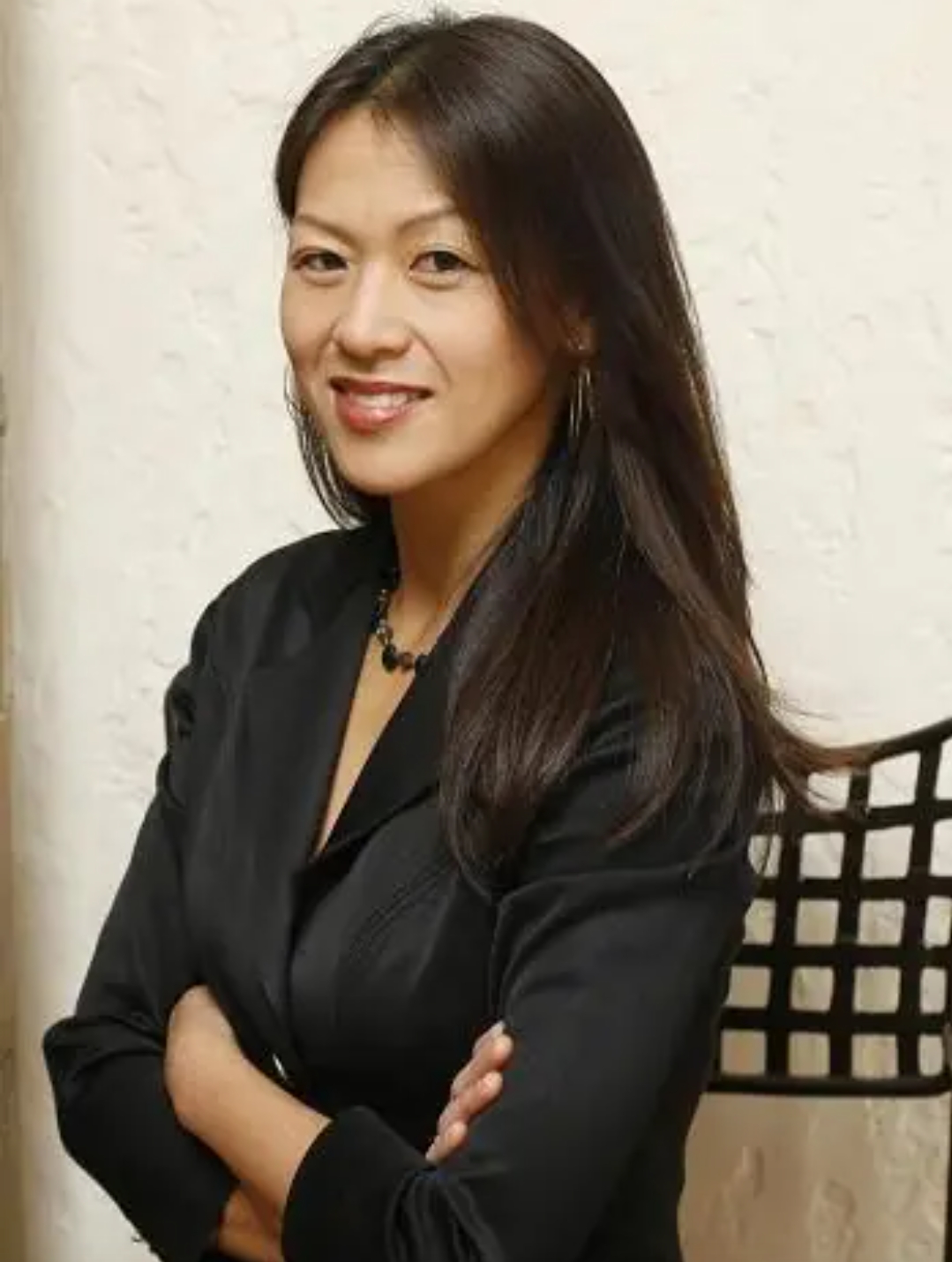 令人惊讶的是，懂王的得力助手万斯的导师竟是蔡美儿。
蔡美儿，即众人熟知的“虎妈”，以其对子女严苛的教育方式而闻名。她曾撰写了一本《虎妈战歌》。
她的教育理念在那种普遍不崇尚过度竞争的环境中，却培养出了