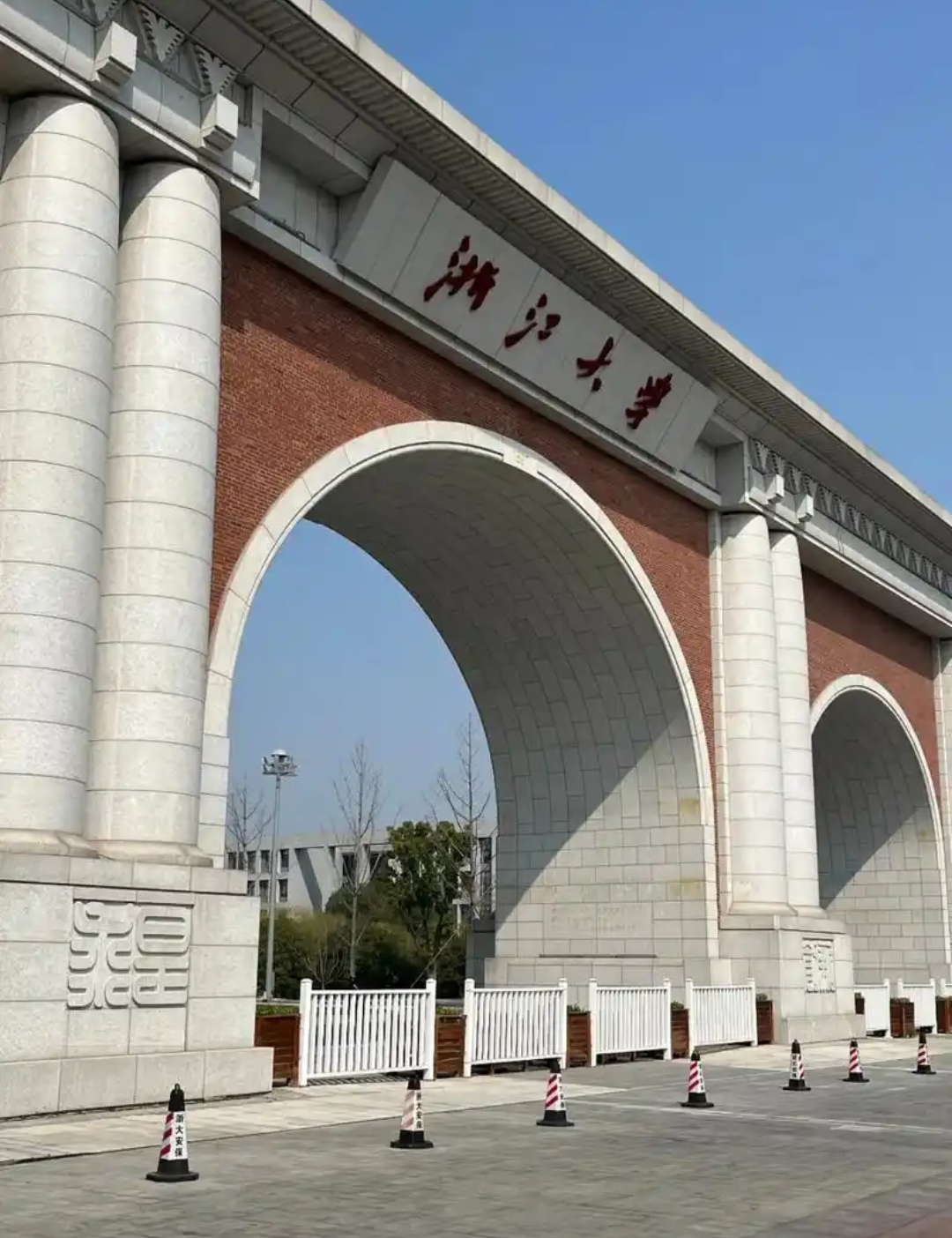 浙江大学学子的反击来了。
之前很多人都不满意学校把绝大部分学当成分母的做法。
没想到这个事热度还没过去。
一些学生就发现获得竺可桢奖学金的这12名本科生里面有一名本科生在论文方面竟然有瑕疵。
他们说，