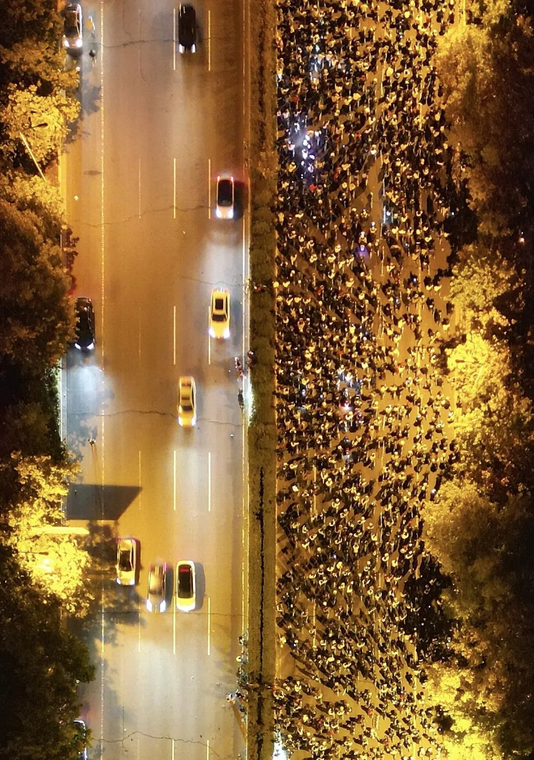 河南大学生夜骑开封，大家怎么看？
反正学生的辅导员估计是一个字：寄!
毕竟夜骑开封，又是晚上，又是骑共享单车 又是大规模的运动，危险指数还是很高的。
很容易在路上出现安全事故。
而一旦有大学生出事了，