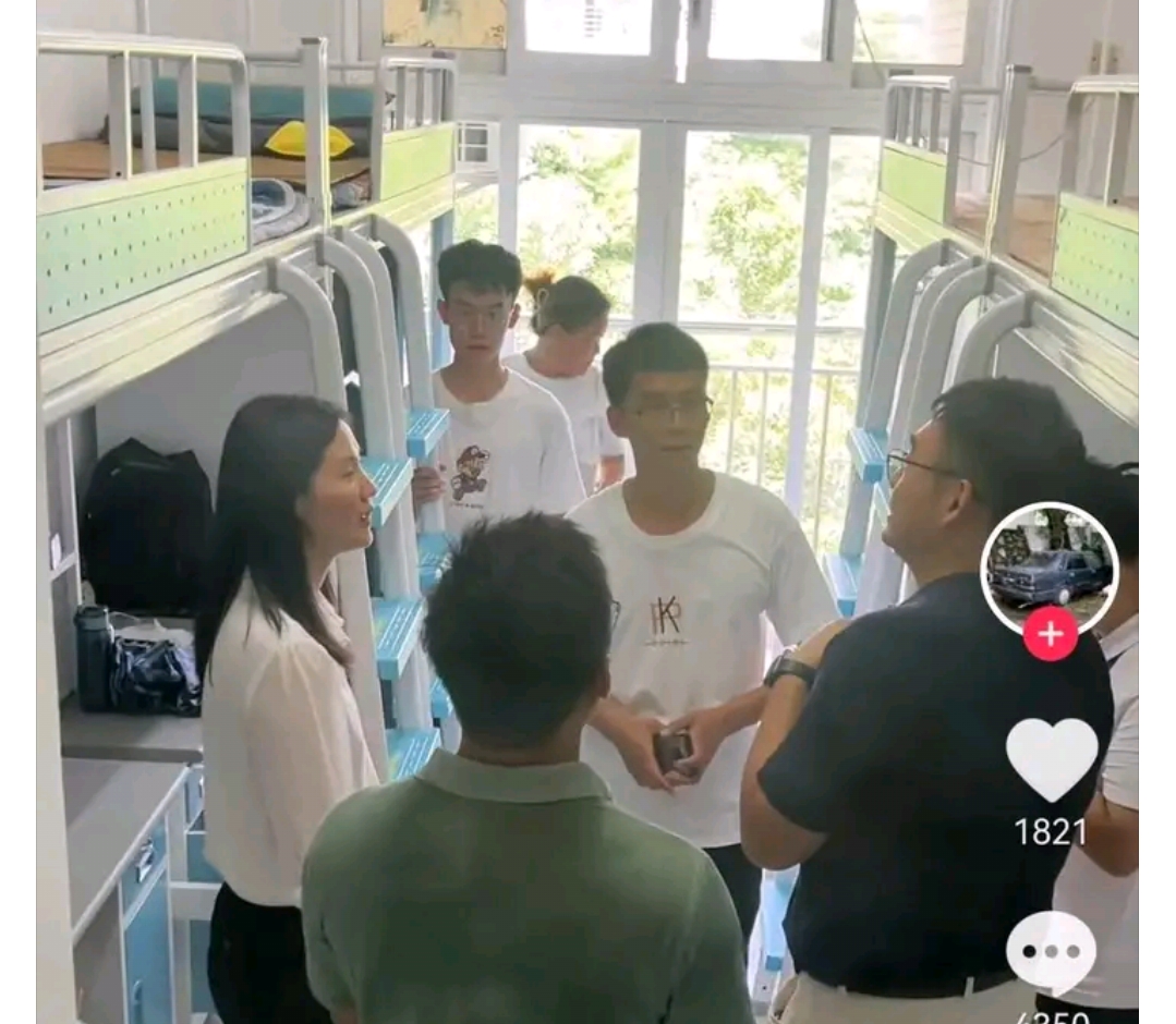 唐尚珺这下不好退学了，毕竟在家里跟他母亲都说好了要去读大学，尤其是现在网络这么发达，基本上所有人都知道他到华南师范大学报道去了。
报道当天很多人都来找他打卡，直接成为一个景点，这估计是校方都没想到的。