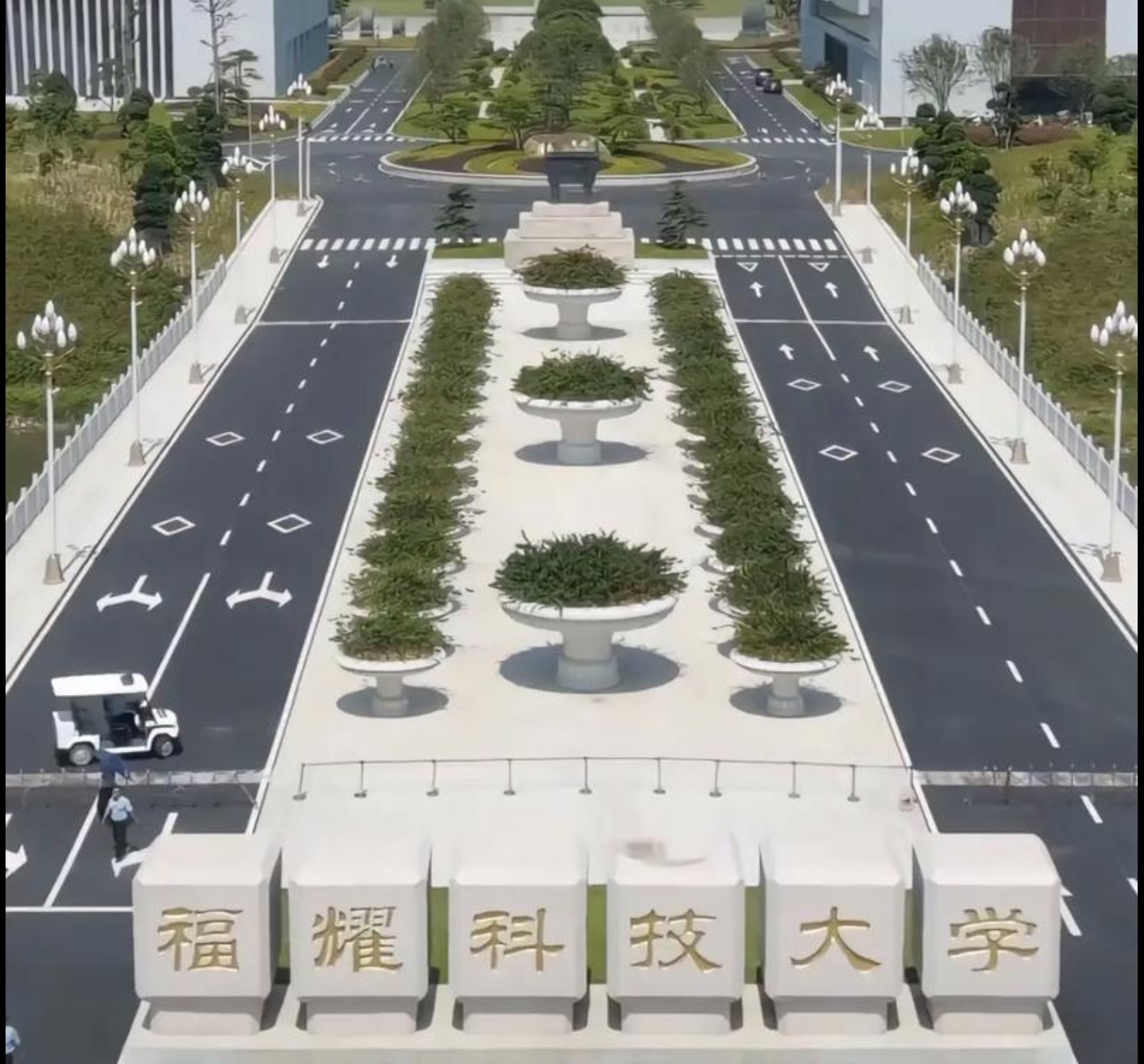 河南学生高考674分报考福耀科技大学。
本来以为福耀科技大学在广西616分已是巅峰。
没想到竟然还有高手。
考了全省1600多名竟然报考福耀科技大学。
而且还有的高手考了683分也跑来，放着好好的华五