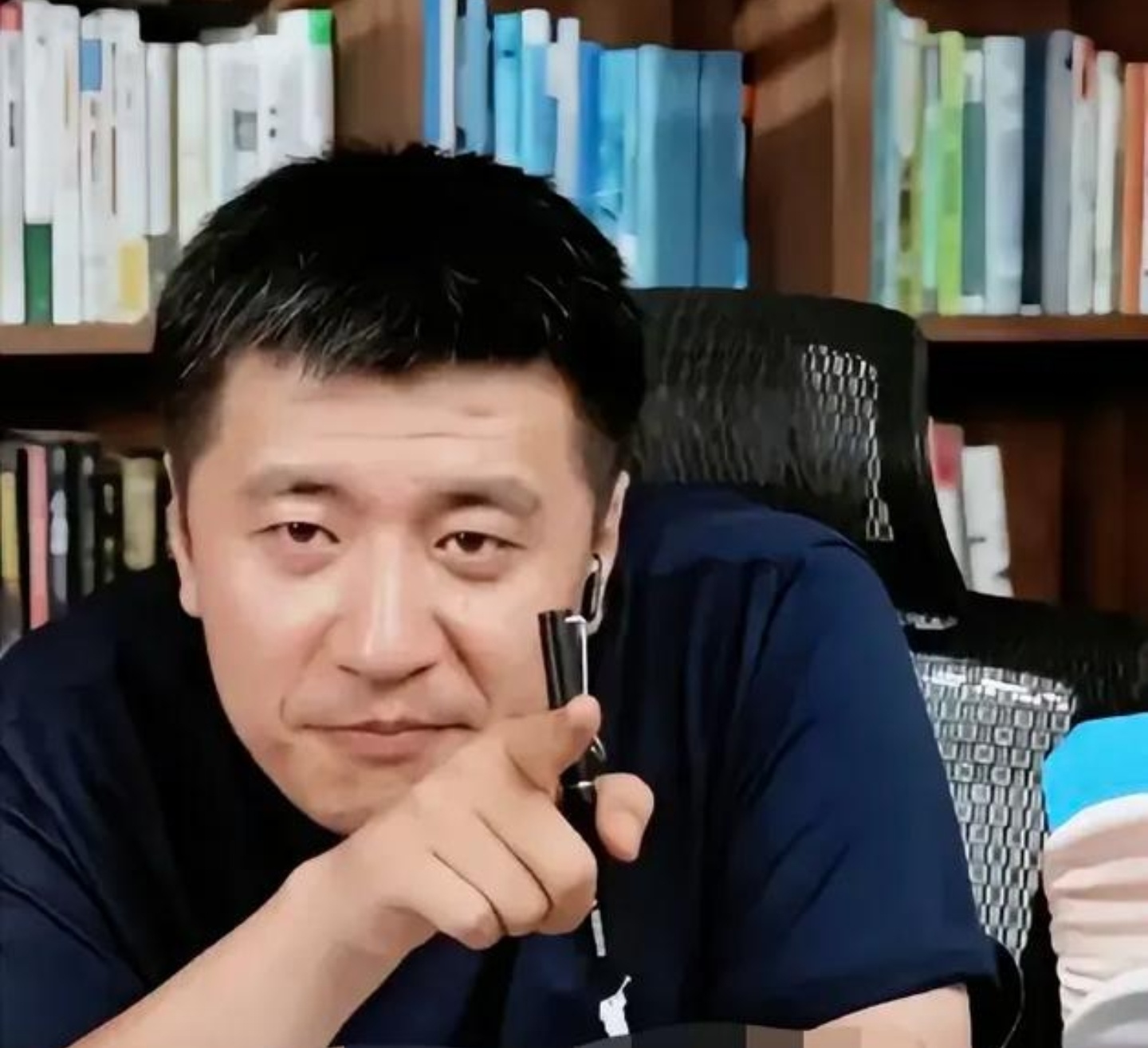 张雪峰老师撒了一个弥天大谎，难道对他就没有一点影响吗？
前几天老张说自己动了太多人蛋糕，以后有可能不直播了，那是说哭就哭啊，大伙都没见过这阵仗，很多人以为老张是真得罪人了。
没想到这没过几天老张就宣布