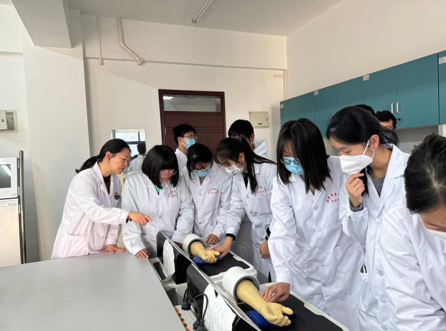 关于董小姐这件事，很多人吃瓜都吃错方向了。
尤其是家里有高中生，甚至是大学生的一定要从专业和学科方向好好研究这件事。
因为今年的高考马上就要开始了，考研也要到很关键的时期
不要浪费时间说什么王侯将相宁