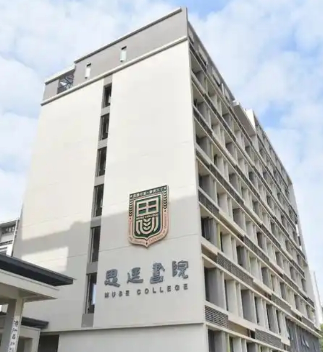 未来估计越来越多的内地大学的中外合作专业要取消了。
像现在的上海交通大学的跟密西根大学的中外合作的专业已经被单方面终止了。
这一开始本来以为影响的人比较少。
后面发现还有一个群体被漏掉了。
那就是香港