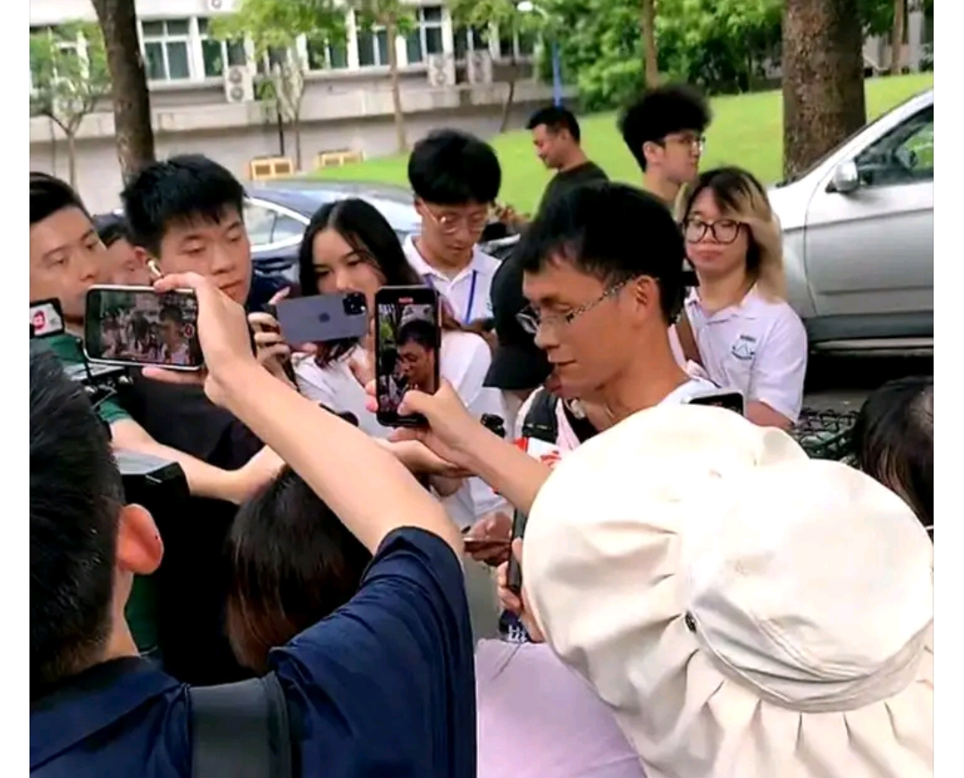 唐尚珺这下不好退学了，毕竟在家里跟他母亲都说好了要去读大学，尤其是现在网络这么发达，基本上所有人都知道他到华南师范大学报道去了。
报道当天很多人都来找他打卡，直接成为一个景点，这估计是校方都没想到的。