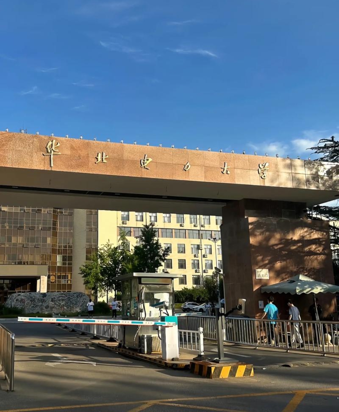 华北电力大学老校长去兰州大学当校长去了。
这几天兰州大学也是贡献了两条比较大的新闻，一个是兰州大学的研究生数量终于大于本科生的数量，第二个就是换新校长。
话说大家觉得华北电力大学校长转任到兰州大学的校