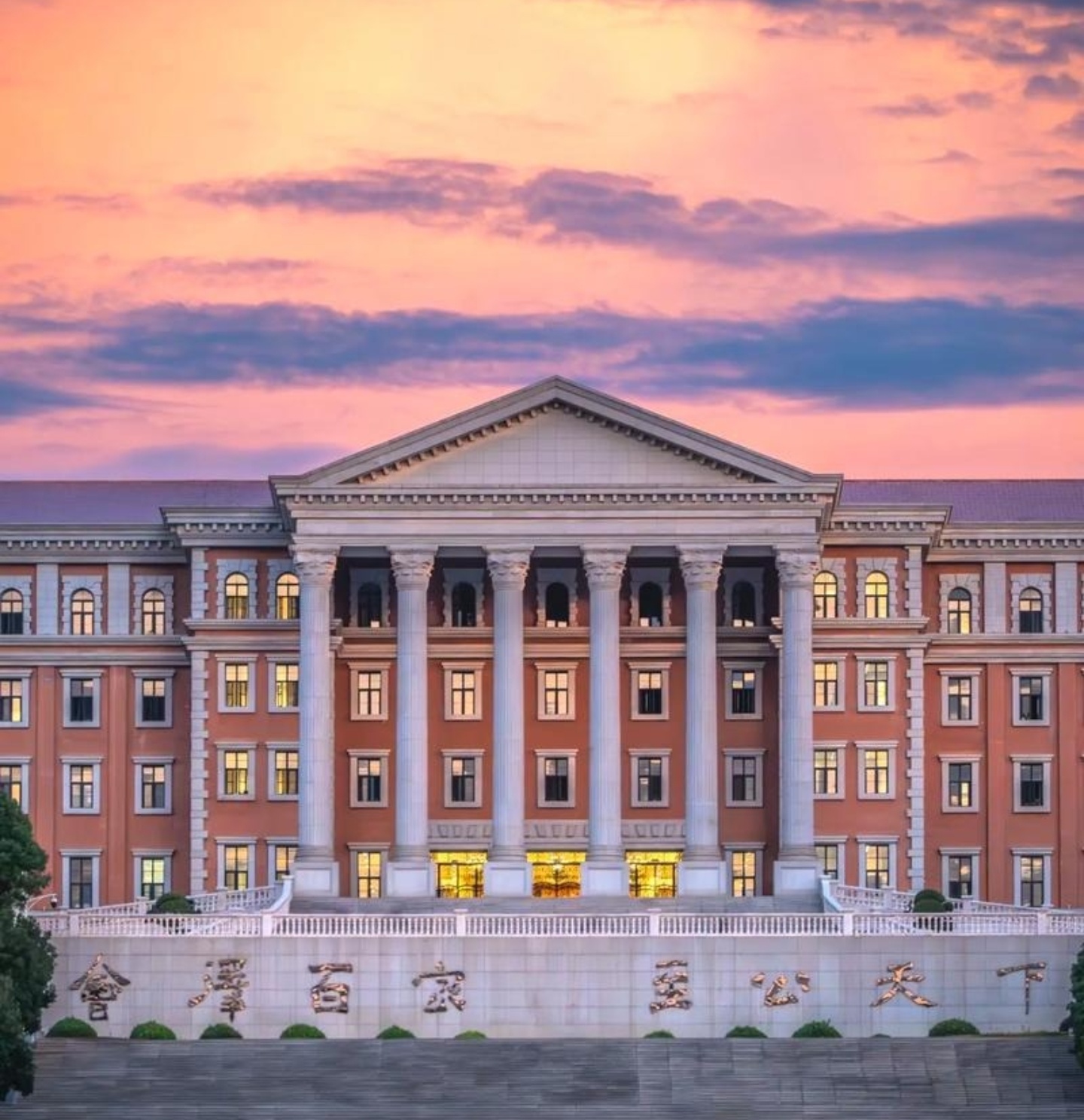 云南大学告知未被录取的学生总分低。
这件事其实没什么，也就是程序员多花点时间吧。
而且高考录取没有被填报的学校录取大部分时候不就只有总分低这个原因吗？
又不像考研那样还整个单科线。
这种事真正应该推广