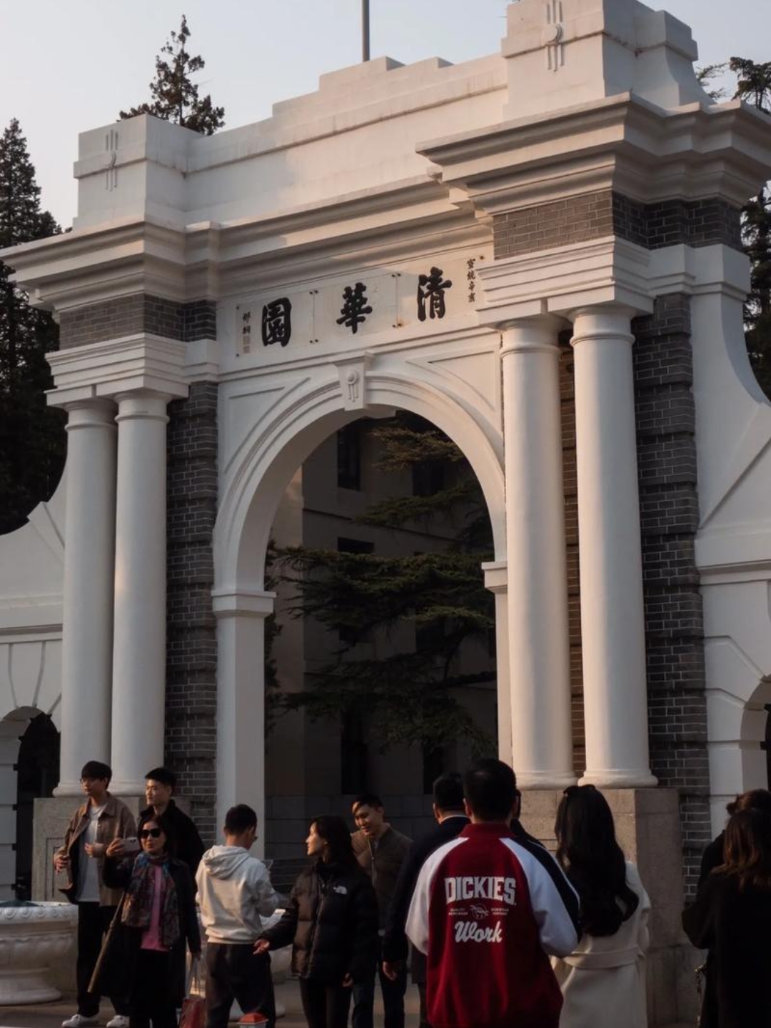 英雄难过美人关啊。
清华大学薛同学这是在拿自己的前途去挥拳啊。
不过目前看下来，好像最多处分应该是只是到记过，到不了开除学籍这么一步。
还是很不明智的，主要是太丢份了。
你女朋友作弊，然后你去打揭露她