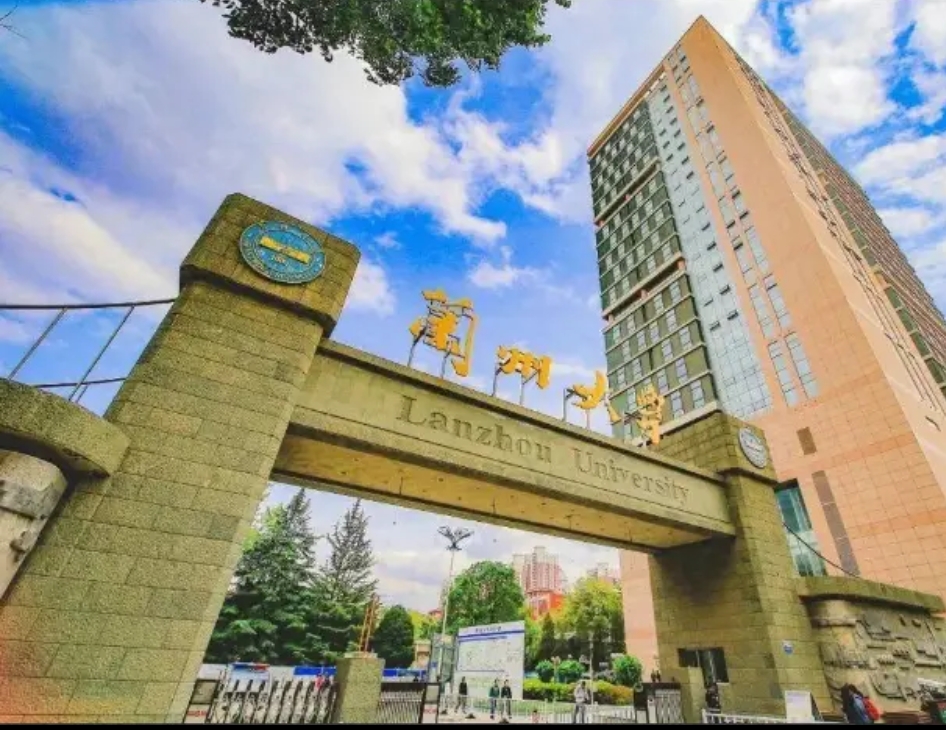 这下知道了，为啥有的粉丝量会那么高了，果然这就是我跟人家的差距。
最近不是说兰州大学研究生数量超过了本科生的数量吗？
你猜人家是怎么写标题的？人家直接说研究生和博士生的数量已经远远超过了本科生的数量，