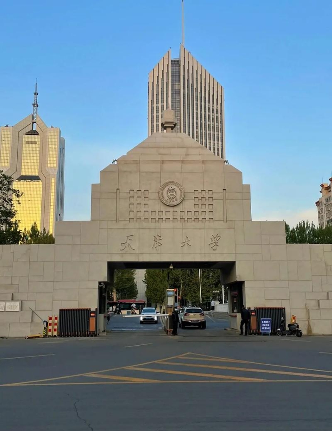 有消息说以后天津这四所大学的研究生考试有可能会联合。
天津大学，天津工业大学，天津理工大学，天津科技大学这四所大学以后的机械工程考研的题目有可能会统一命题，统一由天津大学出题。
那么很有可能改卷也是按