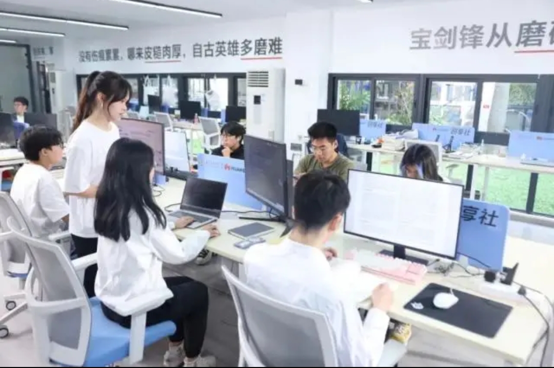 除了禁止限定985，211之外，还有一个不接地气的黄牌红牌。
就是给大学就业率不好看的专业亮黄牌，拿到红牌的专业可能要停止招生。
这个感觉也是说了好多年了，不像是今年才有的。
虽然上面今年又把这件事再