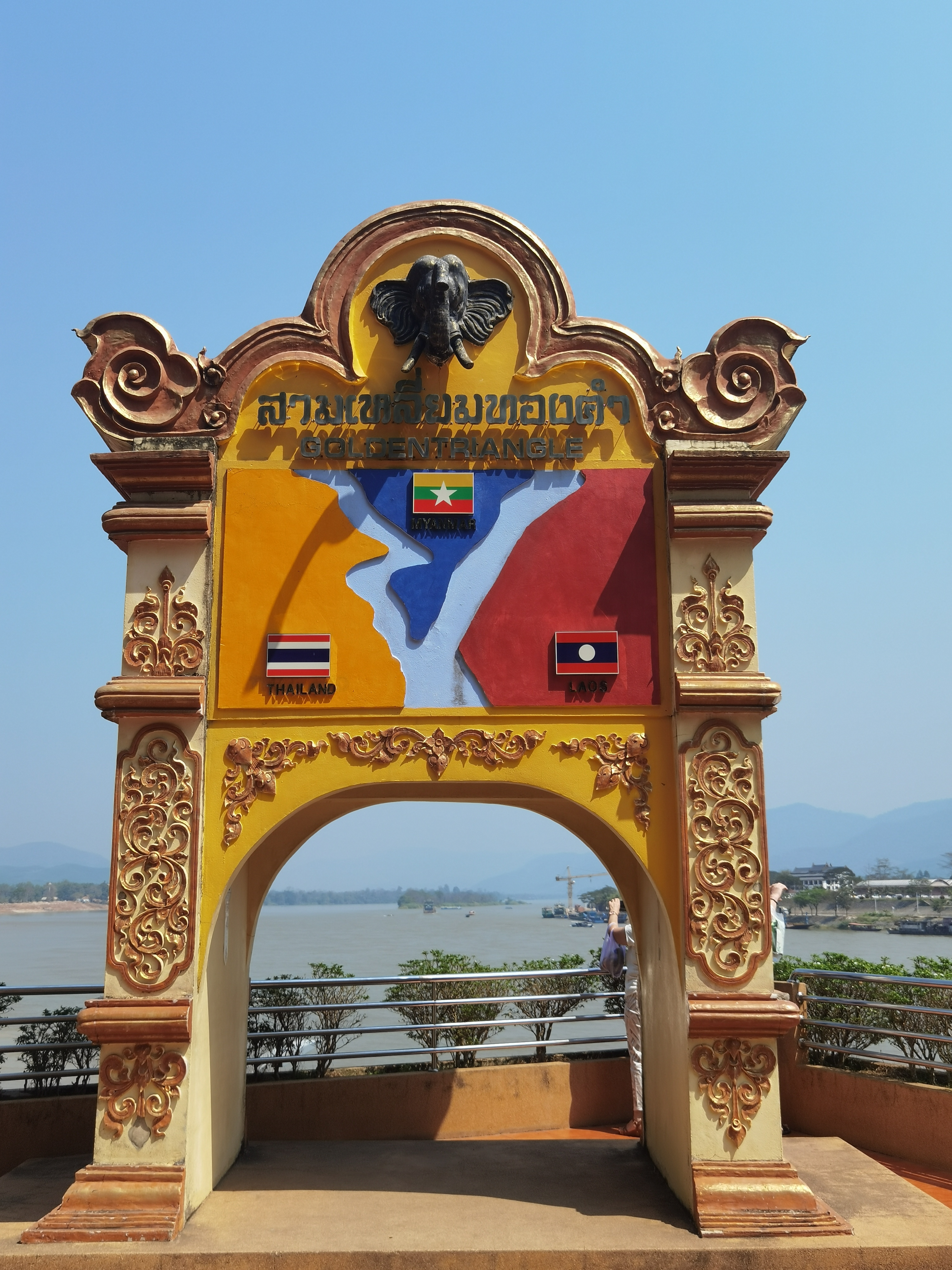 站在大名鼎鼎的金三角Golden Triangle，脚下是泰国，左边是老挝，右边是缅甸，金三角是指湄公河畔，泰国、缅甸和：老挝三国交界处的三角形地带，以前盛产罂粟，制造海洛因等毒品，是世界三大毒品源之