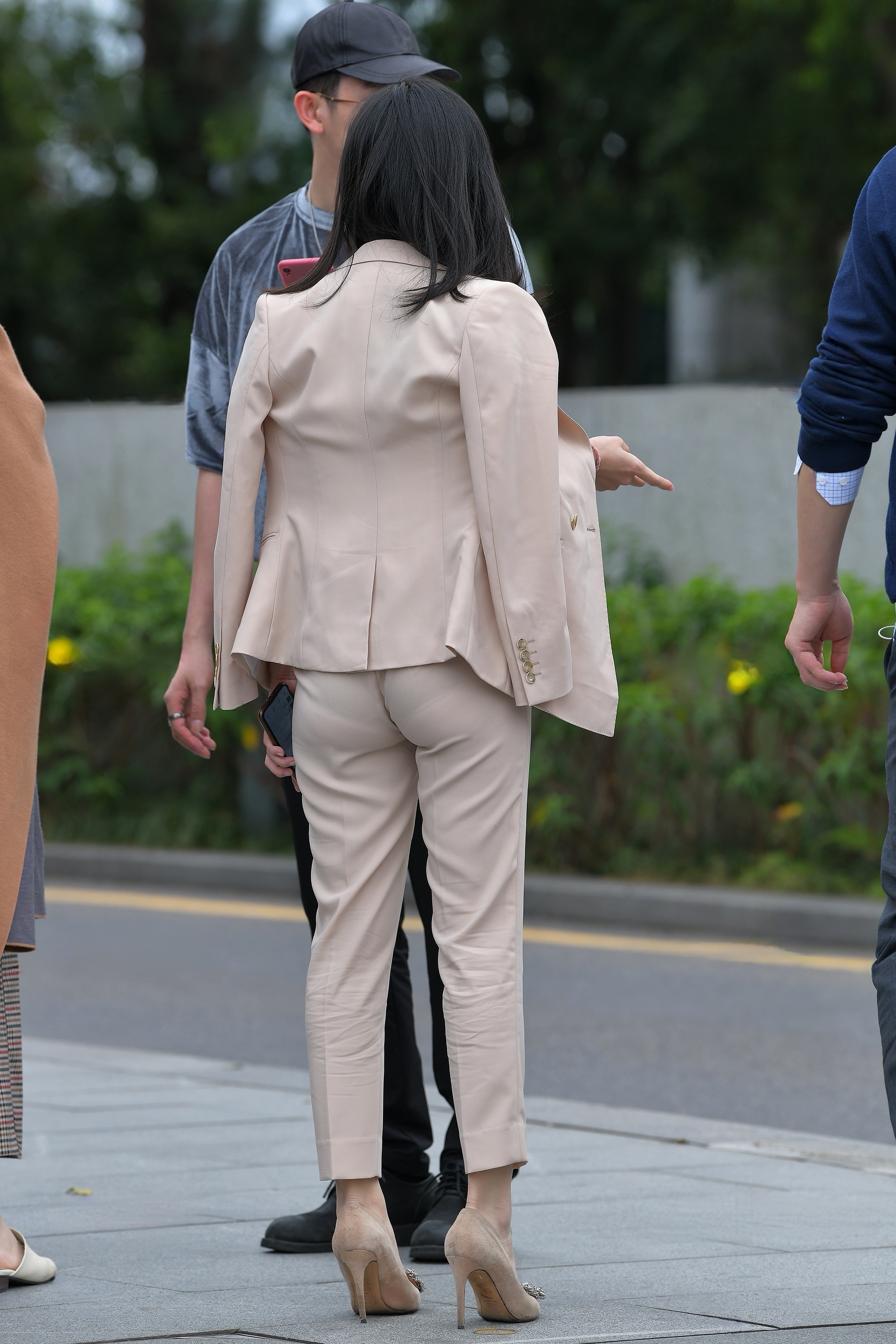 分享几款上班休闲两用半职业装穿搭。