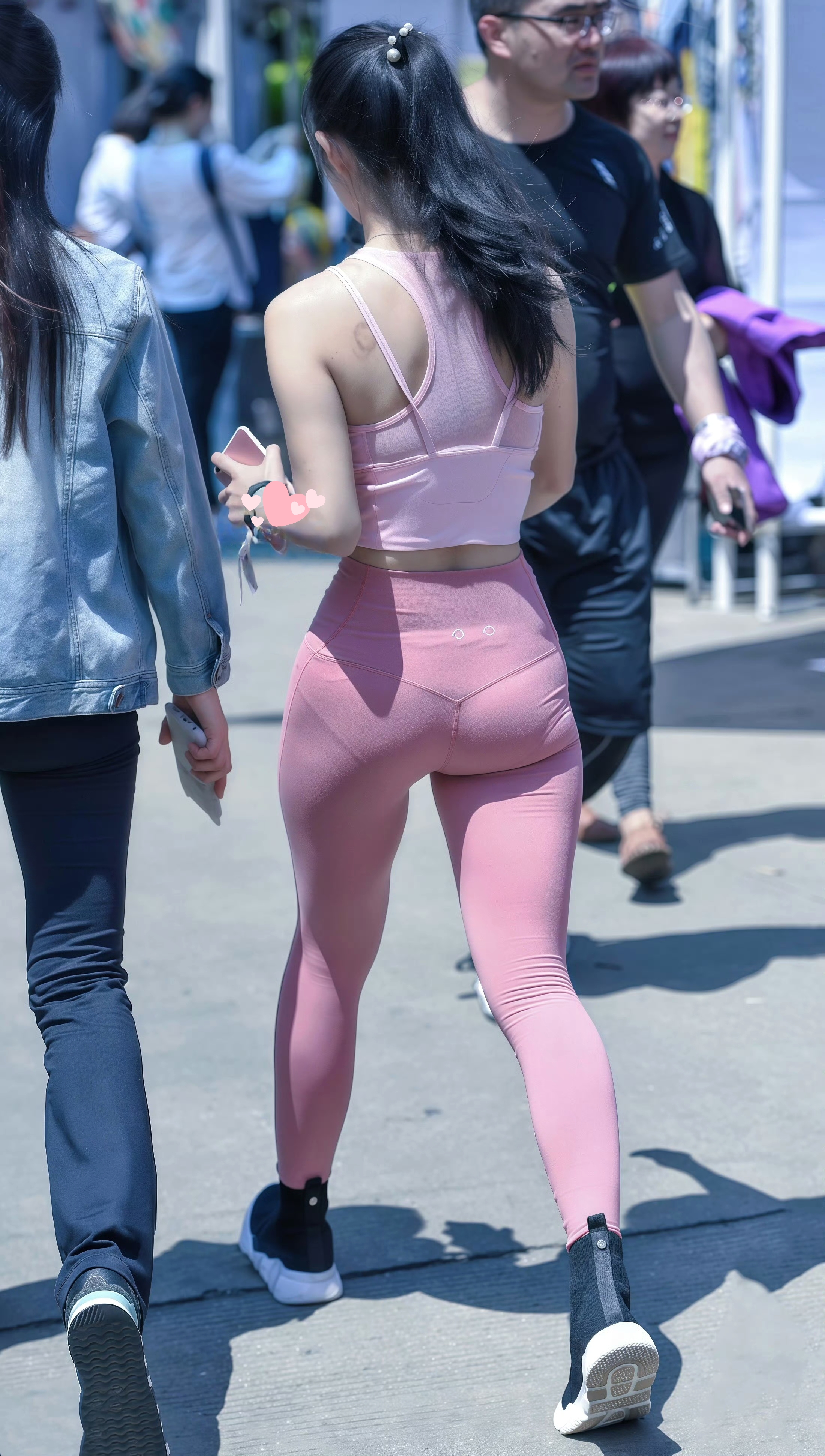 分享街拍穿搭：粉红色紧身小脚瑜伽裤。