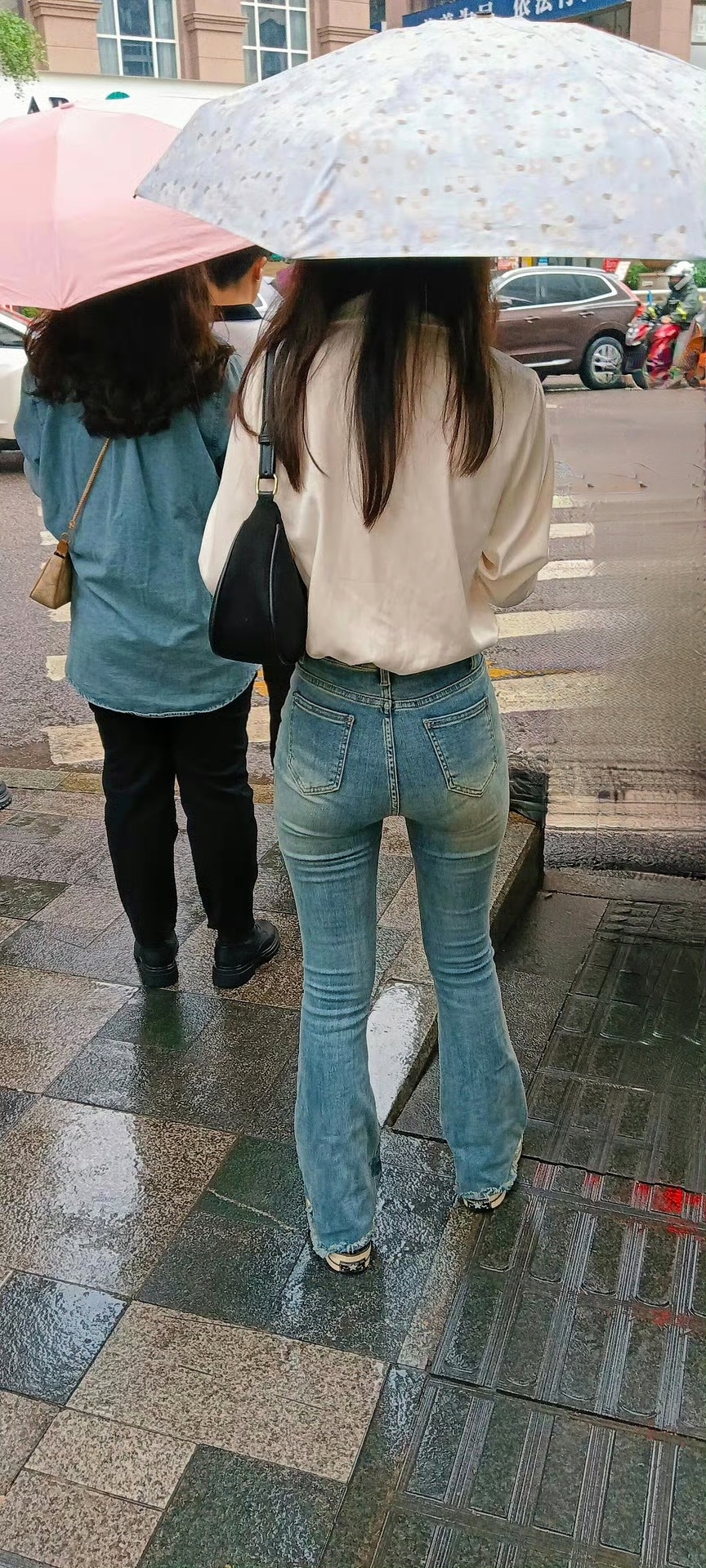 街拍美女小姐姐紧身牛仔裤穿搭！