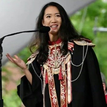 很久之前，好像还有个哈佛女孩的励志故事。蒋雨融能够在哈佛大学毕业典礼演讲，刚开始看到这个新闻，觉得再也平常不过。特朗普现在和哈佛大学闹得很僵，哈佛大学让一名中国女孩演讲，以此表明自己的态度，再也正常不