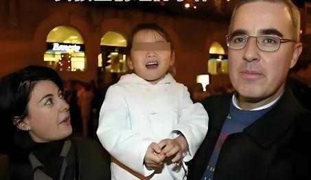 被外国人领养的中国孩子都是幸福的么？2013年，西班牙夫妇领养的一个中国女孩，就经历了从天堂到地狱的过程！
这个被领养的中国女叫阿颂塔（中文名永芳），她被父母遗弃以后送往了福利院，最后被西班牙夫妇收养