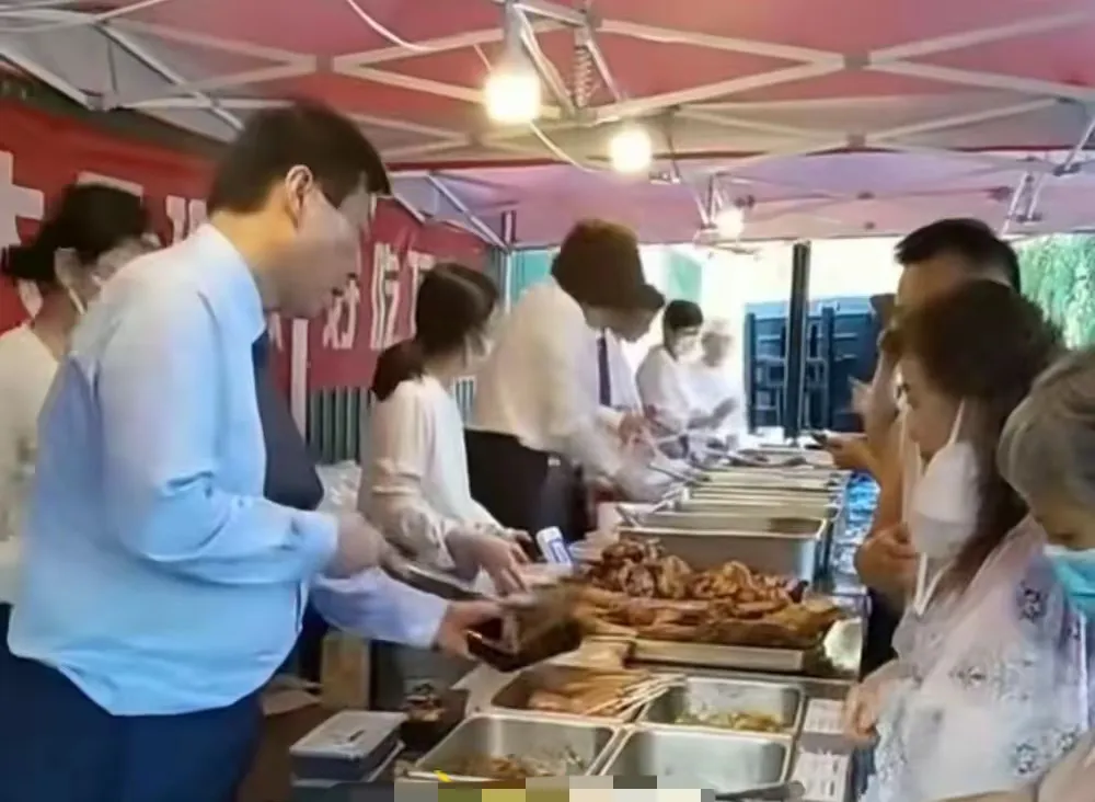 济南现在大酒店都摆上摊了，有的是每天摆，有的就是摆了两天做做样子。
高端酒店摆地摊，往好了说是自救行为，禁酒令下发之后，酒店餐饮那是一落千丈。高端酒店的人员工资、房租租金都是小数，没有进项的话说实话熬
