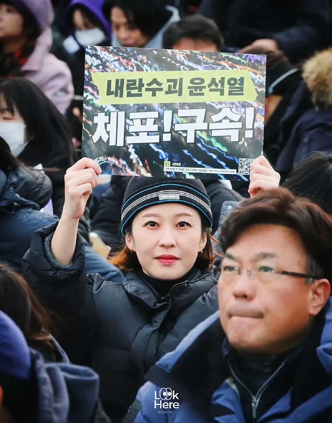 安贵玲成为副代言人，这完全在意料之中。
她曾是电视台新闻主播， 2022年进入政界，担任过韩国共同民主党发言人。去年尹锡悦搞事情，安贵玲徒手夺枪的画面传遍韩国，被韩媒称为“国会女战神”。
当然，作为媒