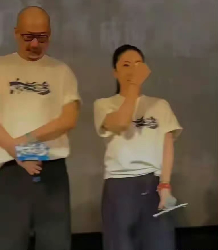 管虎夫妇现在估计后槽牙都要咬碎了，投资六个亿的《东极岛》，老婆梁静梨花带泪诉说着自己的委屈和担心，上映4天票房2.22亿。《南京照相馆》上映18天，目前票房22.6亿，平均计算的话4天的票房近5亿。
