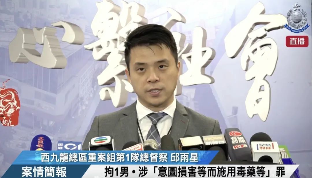 慎入！慎看！慎读！香港一名63岁嫌犯，涉嫌往香港多家超市汽水被注入尿液，目前已被香港警察拘捕。这名嫌犯在香港多家超市将尿液注入可口可乐及七喜瓶装饮料内。

真是让人大开眼界，这家伙是受了多大的精神刺激