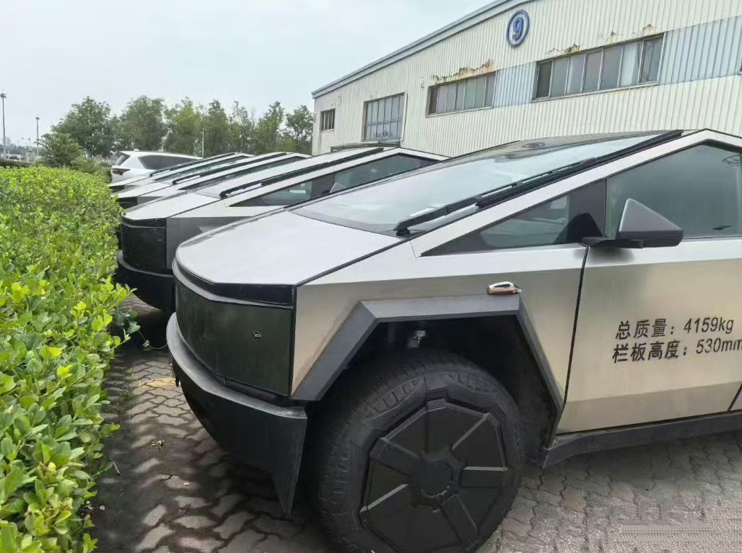 马斯克都不知道该如何向中国出口的Cybertruck，居然被中国大神们想出了法子！
这些人把特斯拉Cybertruck“伪装”成皮卡的样子，还喷上了载荷数据，大家看看像不像皮卡车的样子？不过样子是丑了