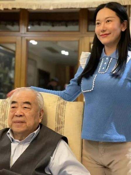 范增出的这档子事，一直以为是谣传。直到今天看到他女儿发的信息后才信以为真！
87岁的书画泰斗范曾和37岁的小娇妻，两人相差整整50岁，这种巨大的年龄差，最后能有满意结局的甚少。谁都不是善人，这个年龄的