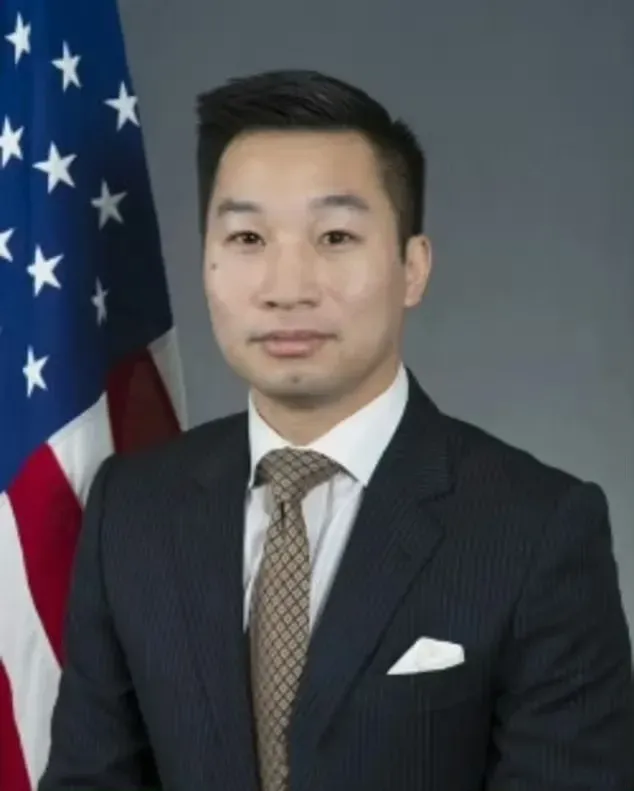 中美关税取得阶段性成果，一批殖人也被特朗普清理出团队。照片里这货叫Alex Wong，他出生于美国，父母是从广东移民到美国。发现个事情，出生于美国的华人相貌，完全不同于在中国出生的，男女都是如此。特朗