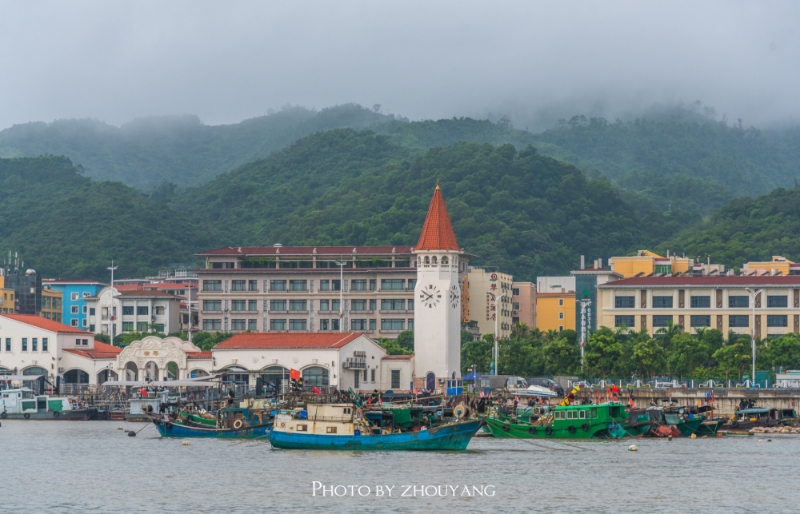 澳门路环市区并不是所谓的闹市，而是一片安静的小镇，以渔业为主的路环依然保持着质朴宁静的生活，没有人来人往的游人，一切都显得那么的平和静谧。清晨，细细的雨水清扫着街道，从一个街口下车，撑起雨伞从恩尼斯总