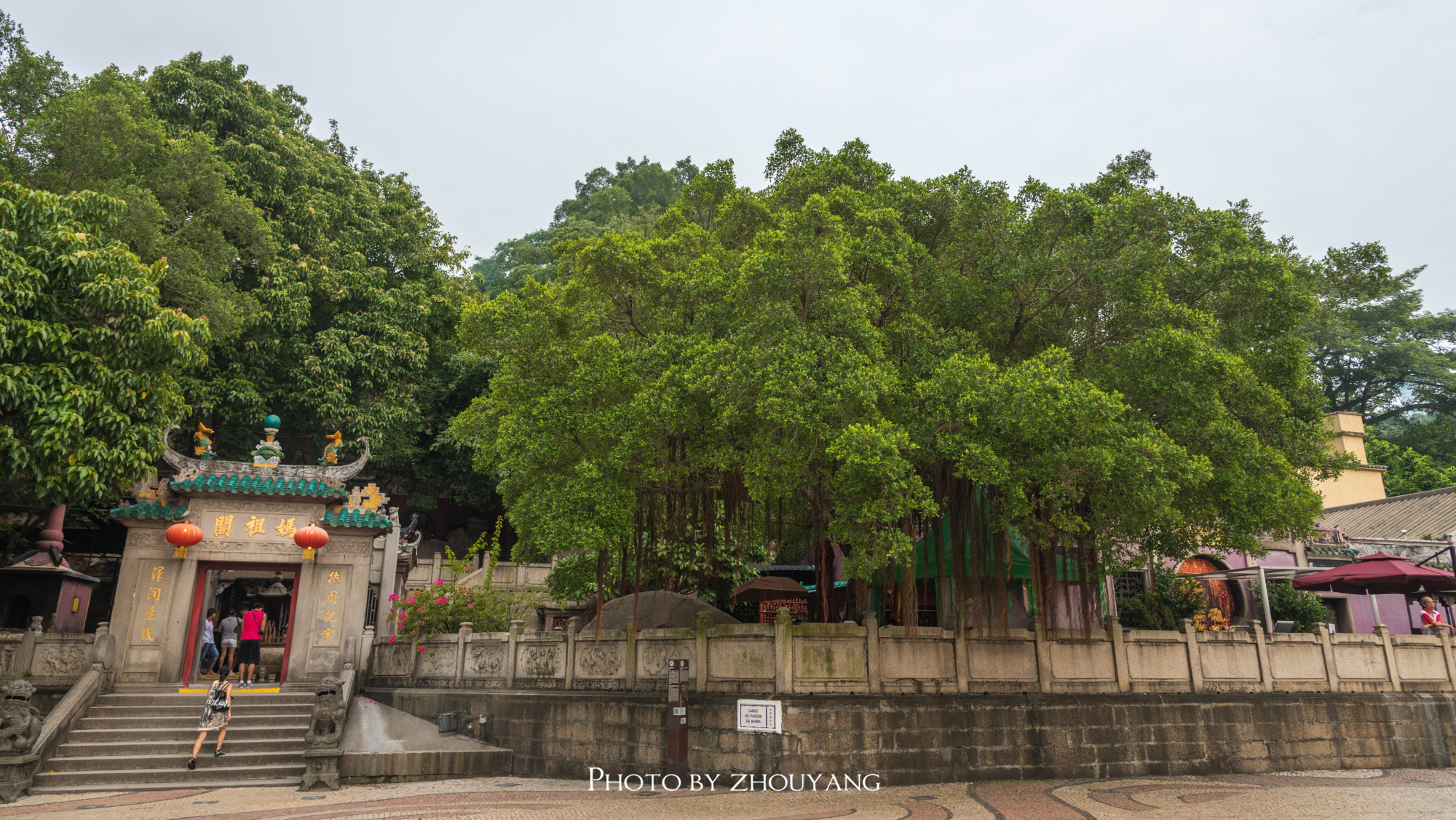 妈阁庙是澳门最著名的景点之一，它建于明弘治元年 (1488年）。妈阁庙是一座紧凑的庙宇，依山而建，环境清幽，香火不绝，烟雾缭绕，带着一份虔诚，走入其中，感受信仰的力量。澳门的音译“MACAU”与妈阁有