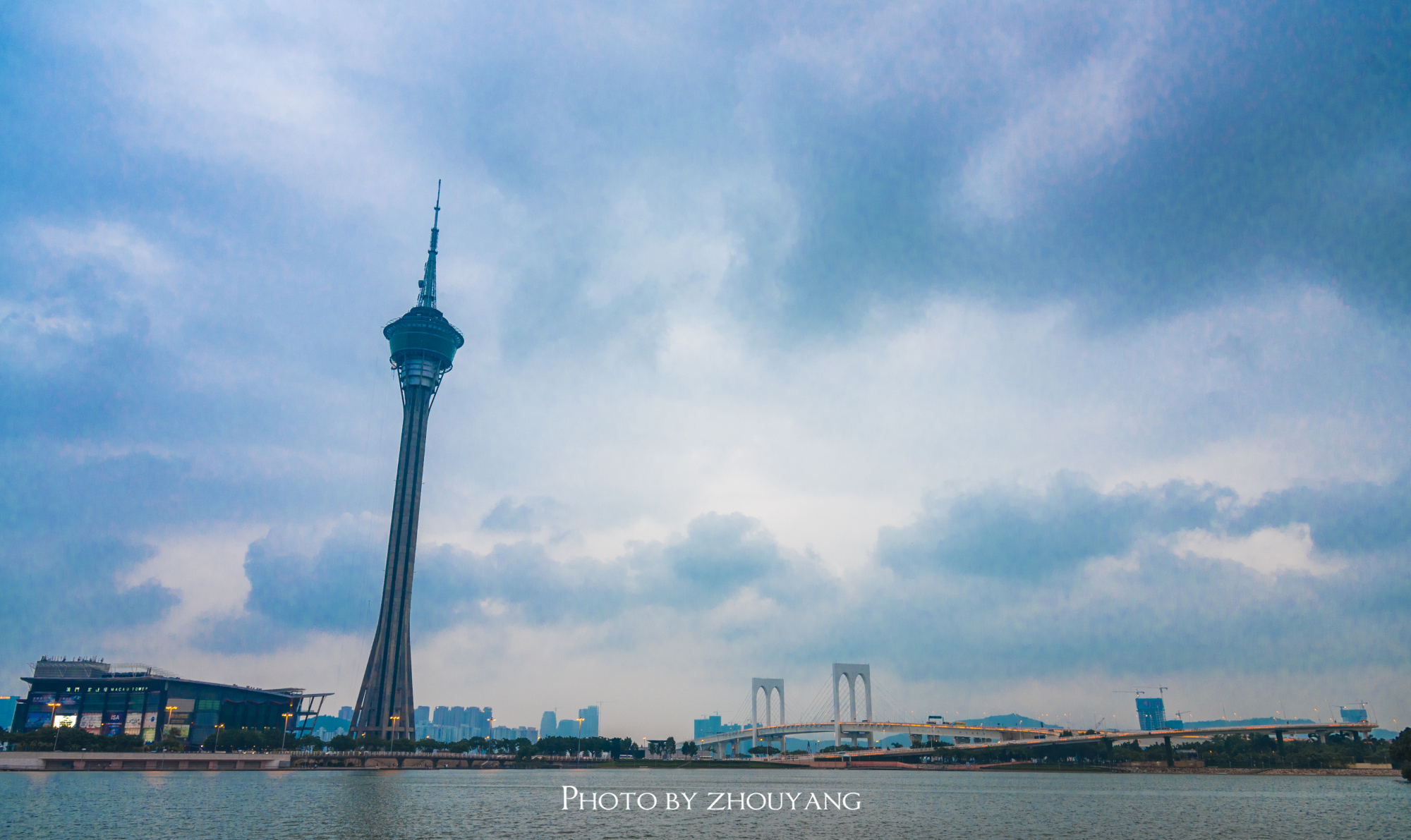 澳门旅游塔，位于澳门半岛，高338米，列全球独立式观光塔第十位，是世界高塔联盟的成员之一。取完票，登上高速电梯，电梯以5m/s的速度上升，1分钟左右便能直达距离地面223米主观光层。主观光层为360度